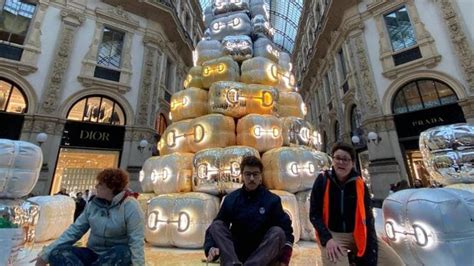 polemiche albero gucci|Vernice arancione sull’albero di Gucci in Galleria Vittorio .